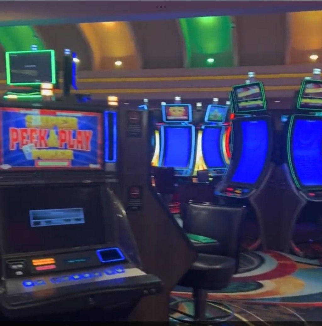 整个赌场一排机器全是蓝屏。 X