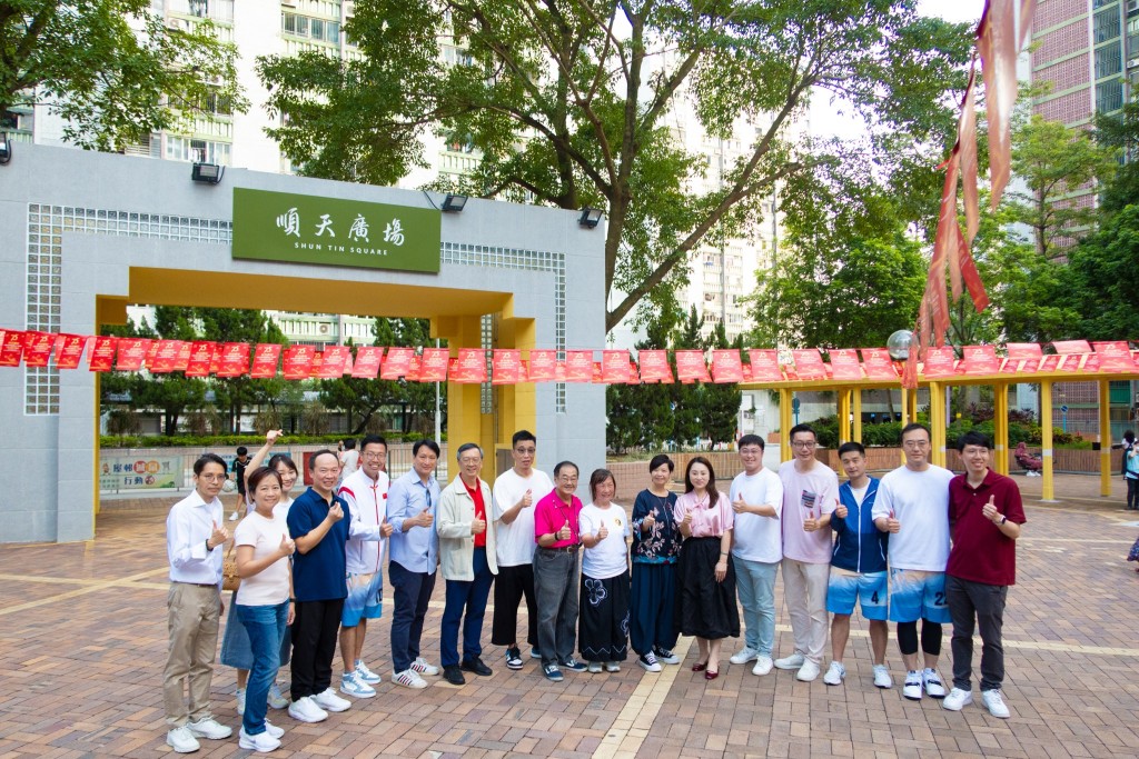 何永賢稱剛粉飾過的順天廣場與整幢大樓高的壁畫，為屋邨添上亮麗的色彩。何永賢fb