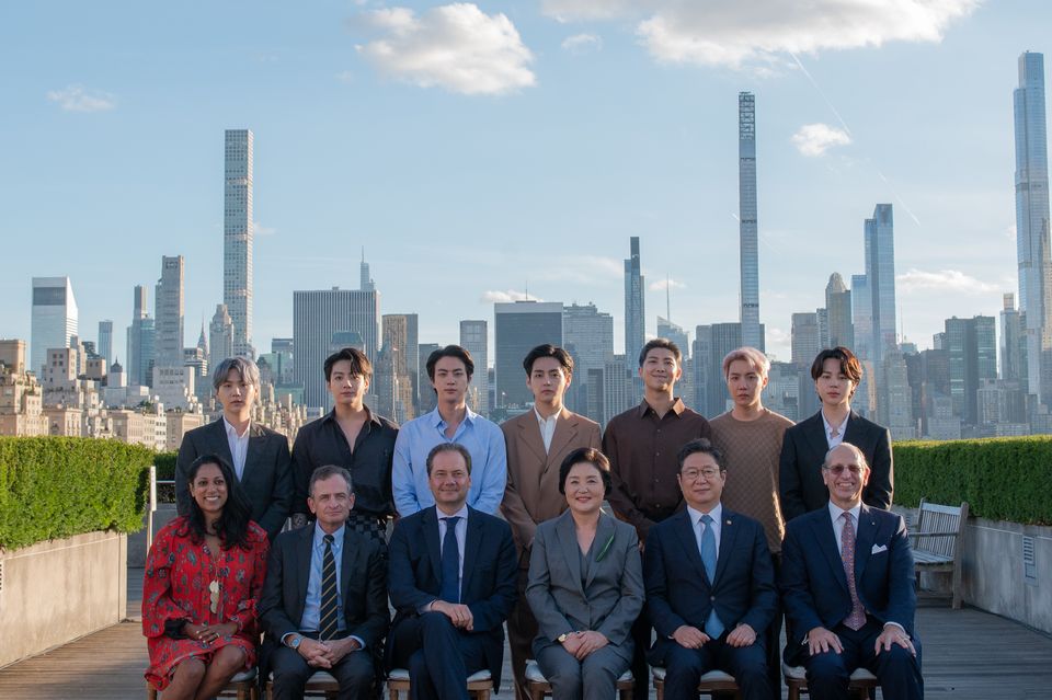 BTS和第一夫人金正淑以及文化部長黃熙,送贈藝術品給大都會藝術博物館。