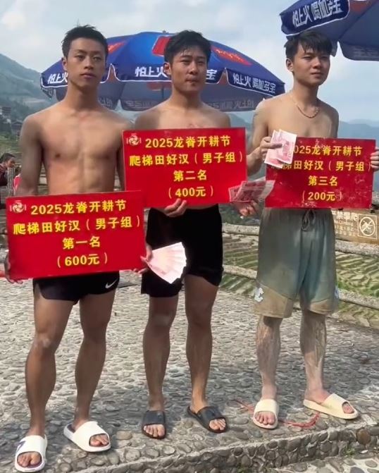 兩名作弊者成功率先登頂。微博＠正義小黃鴨