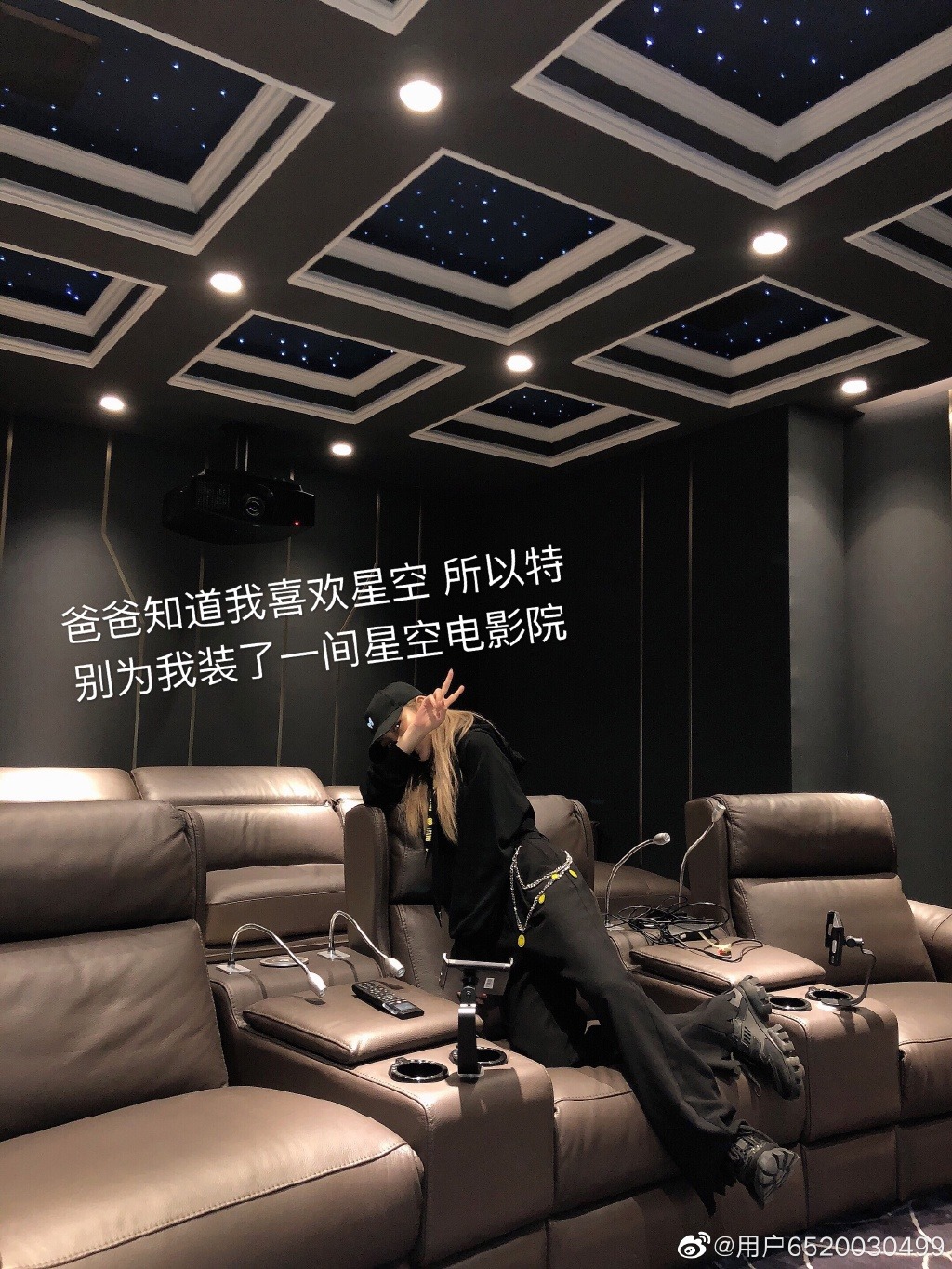 周揚青的豪宅更有私人戲院。