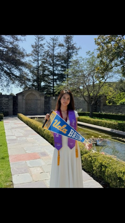 身為 UCLA 學霸的劉蒔手持學校錦旗,在校園內留下青春倩影。 身為 UCLA 學霸的劉蒔手持學校錦旗,在校園內留下青春倩影。