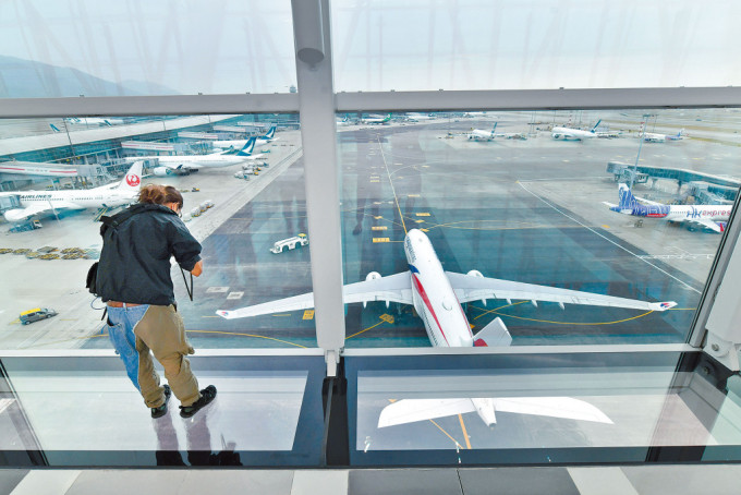 今日機場的客機通過機場天際走廊，已成為旅客的「打卡」點。資料圖片