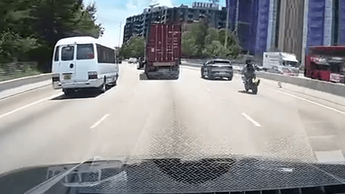 最終,私家車揚長而去,未知後事如何。 最終,私家車揚長而去,未知後事如何。