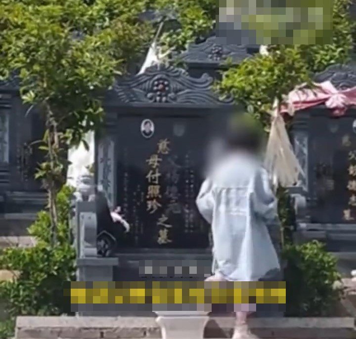 女孩因太想念外公外婆,要父亲带她到坟前探望二人。《北京日报》 女孩因太想念外公外婆,要父亲带她到坟前探望二人。《北京日报》