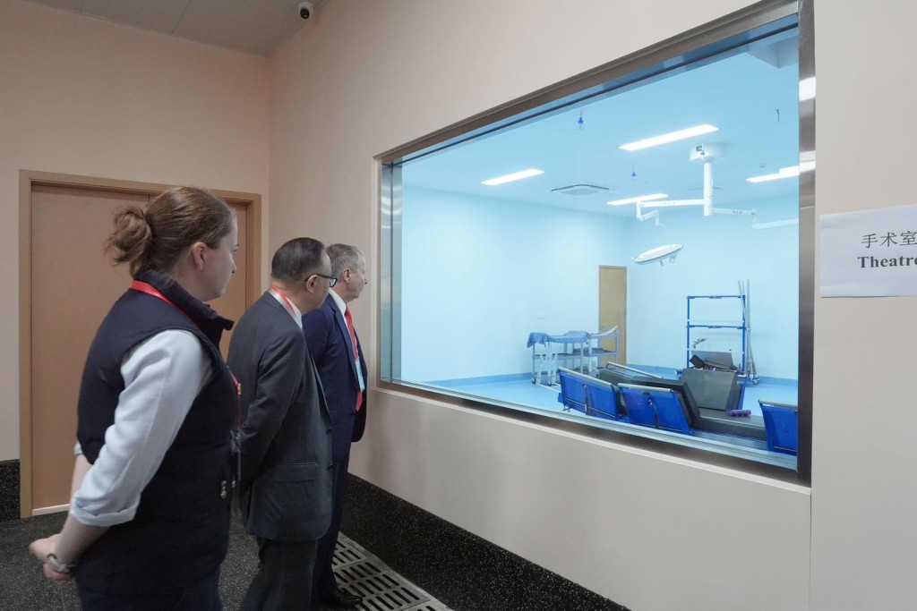 香港賽馬會主席廖長江、行政總裁應家柏參觀由馬會支持十五運會馬術賽事而設立的馬醫院及釘甲房，為在賽事期間提供專業支援的馬會同事打氣。香港賽馬會圖片