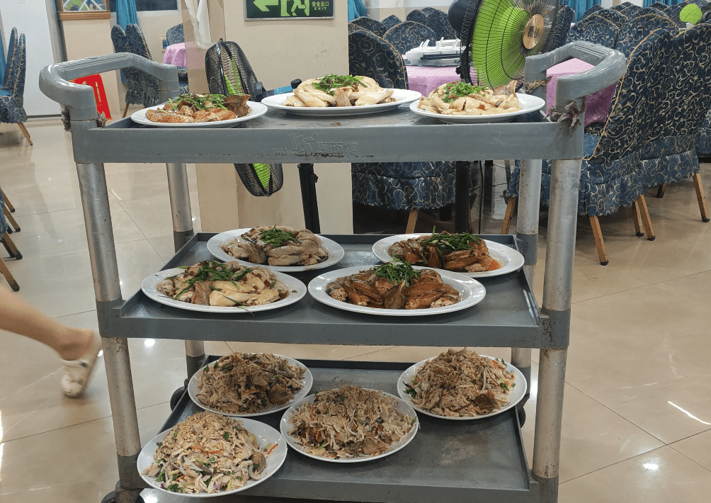 廣州清遠兩日一夜98元旅行團包兩餐,十一名團友一枱九餸一湯白飯任裝,2日內享用了6隻雞。 廣州清遠兩日一夜98元旅行團包兩餐,十一名團友一枱九餸一湯白飯任裝,2日內享用了6隻雞。
