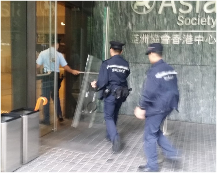 警員趕場了解情況。蔡楚輝攝