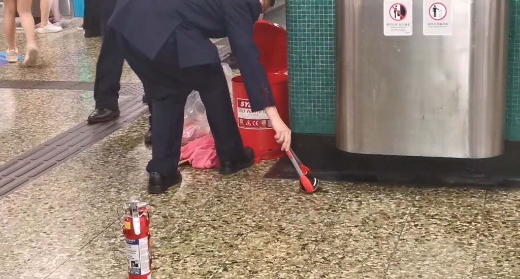 有人将「尿袋」残骸检走。香港突发事故报料区FB