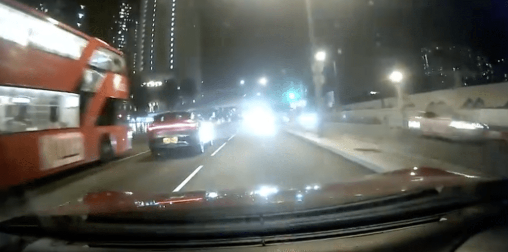 事發時一輛私家車正沿海皇路往屯門碼頭方向行駛。fb@屯門公路塞車關注組 事發時一輛私家車正沿海皇路往屯門碼頭方向行駛。fb@屯門公路塞車關注組