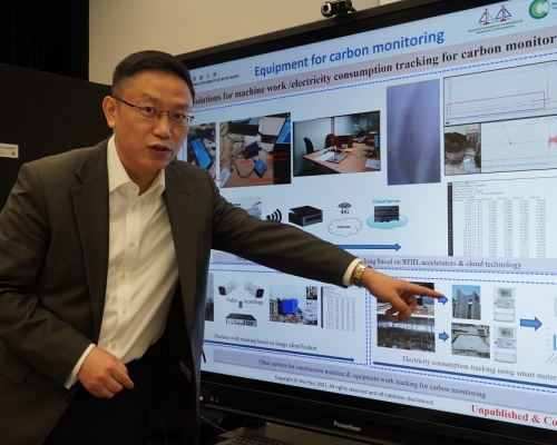 港大零碳實驗室總監潘巍表示,本港炎熱潮濕的天氣為建築物節能帶來挑戰。 郭增龍攝