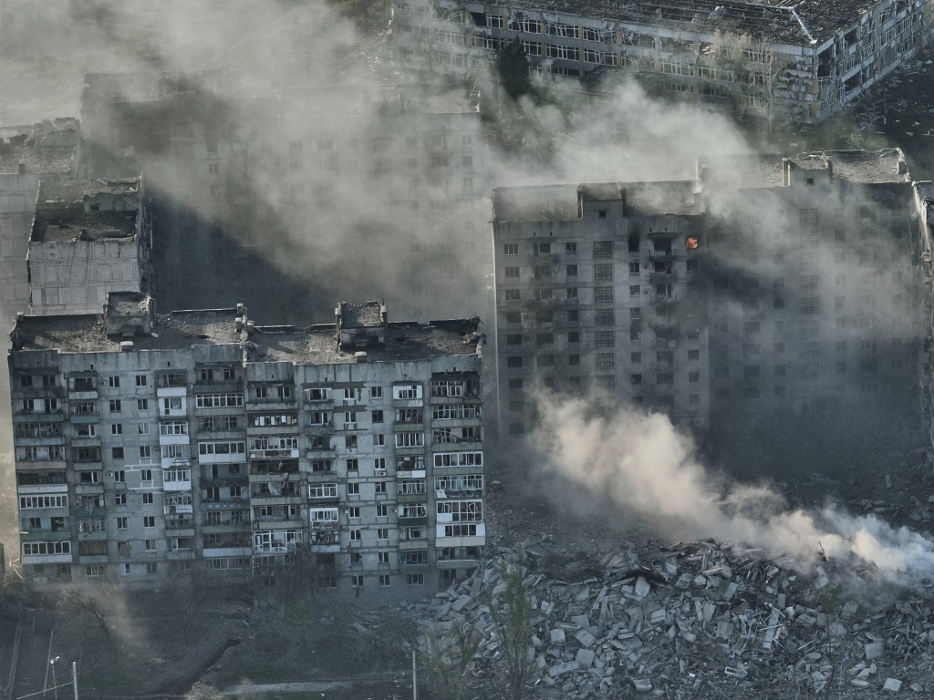 烏克蘭與俄羅斯持續在烏東城市巴赫穆特激戰，烽煙四起。AP