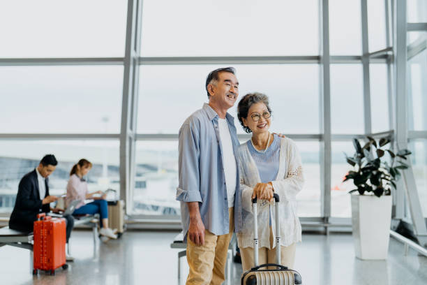 年滿60歲的老友記只要經中旅社購買香港航空機票，即可享優惠。（圖片來源：istock）