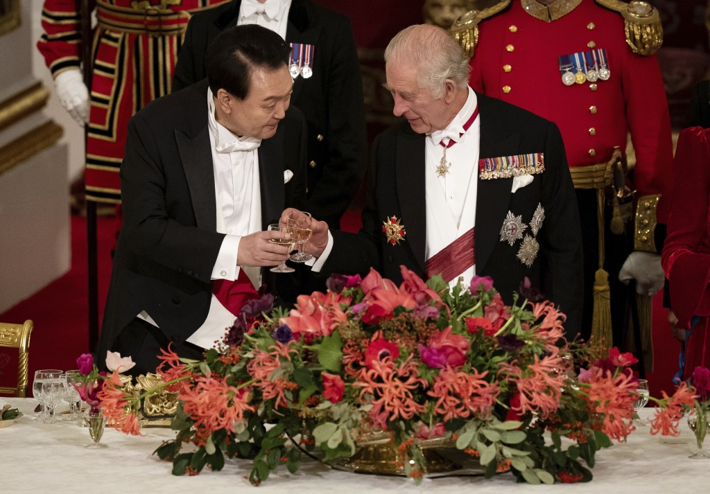 英皇查理斯三世与南韩总统尹锡悦碰杯祝酒。 AP