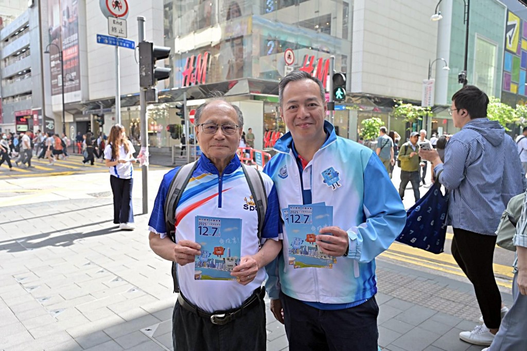 周一鳴在銅鑼灣百德新街向市民呼籲投票。警方提供 周一鳴在銅鑼灣百德新街向市民呼籲投票。警方提供