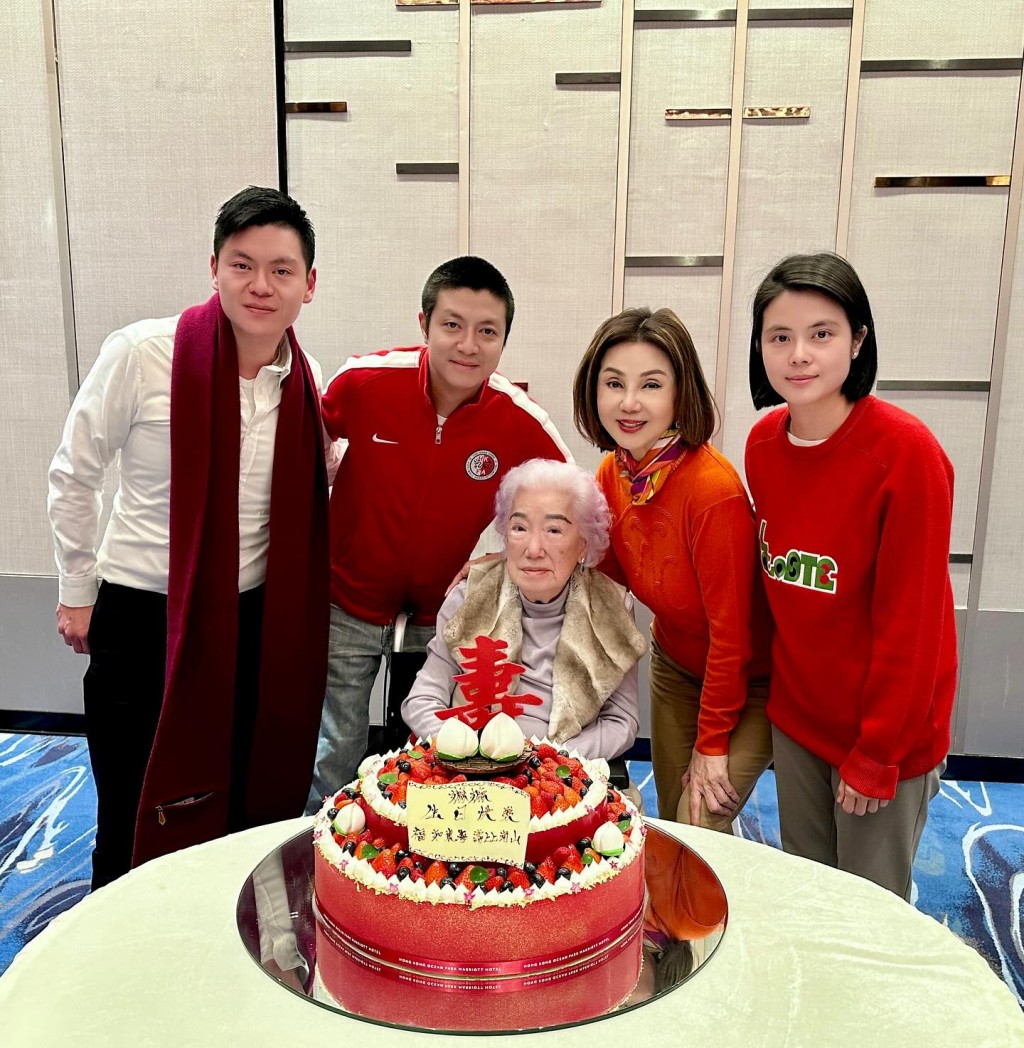 （后左起）林孝能、林孝贤、谢玲玲、林颢伊准备了一个巨型鲜果蛋糕，为嫲嫲余宝珠（中）贺寿。