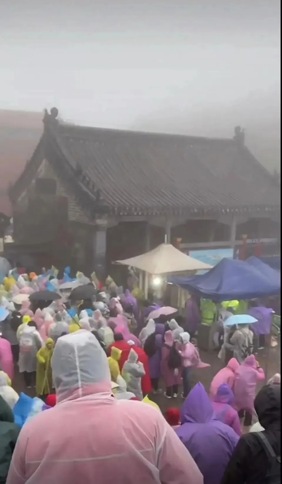 國慶假期，泰山旅客遇上風雨天氣，看不了日出。