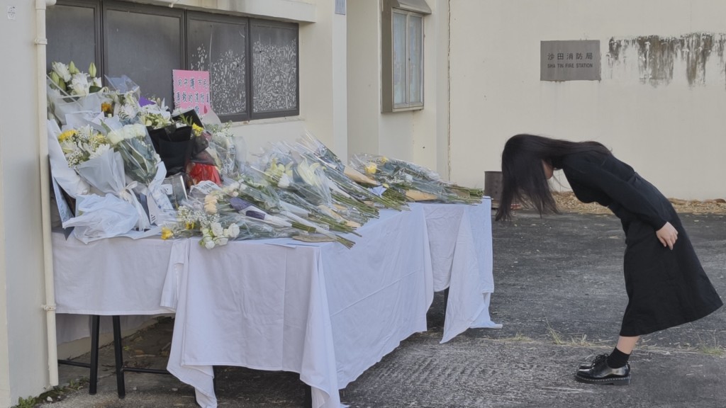 有市民到場鞠躬獻花致意。 有市民到場鞠躬獻花致意。