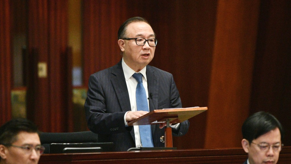 司法及法律事务委员会主席廖长江则问及当局评估香港在中东最大挑战为何。