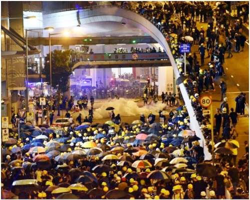前年7月28日遮打花園集會後於上環爆發激烈警民衝突。資料圖片