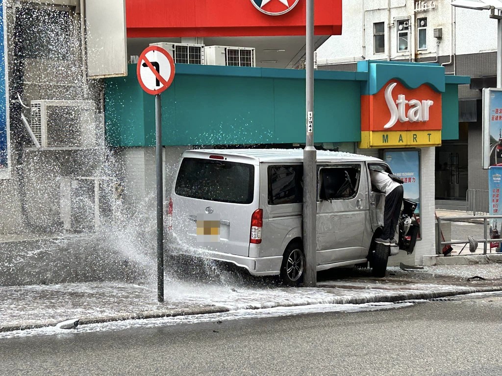 客貨車撞爆喉管水花四濺。fb：Happy Valley, Hong Kong  