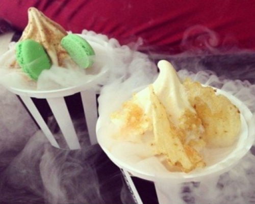 一名5歲女童吃冒煙冰淇淋時，不慎倒瀉液態氮至腹上，留下兩道疤痕。網圖