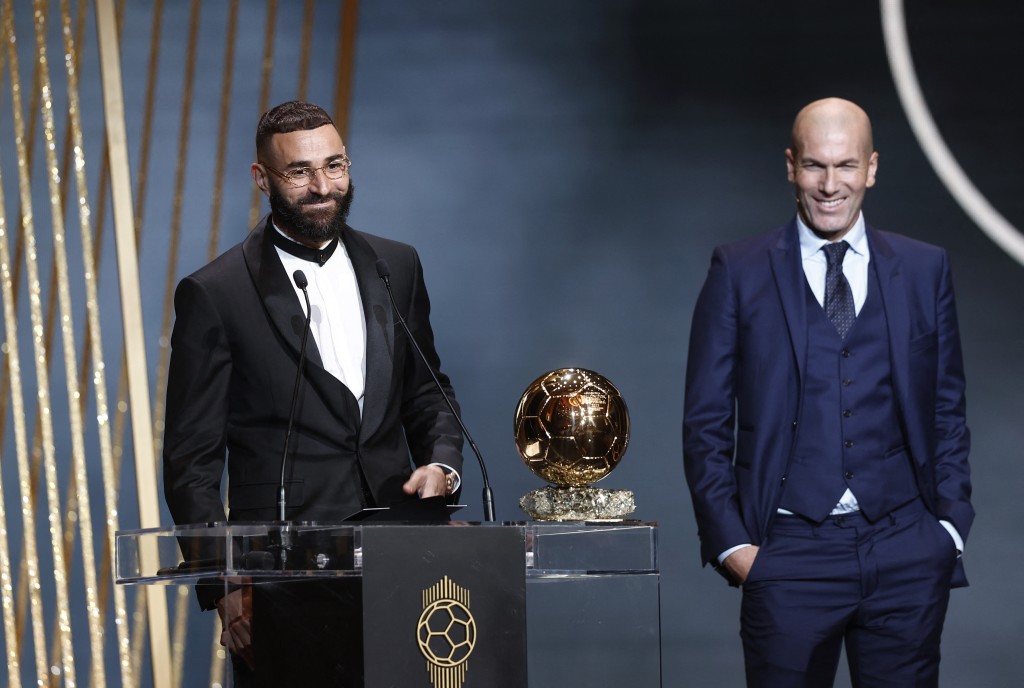 宾施马由施丹(右)手上接过金球奖。Reuters