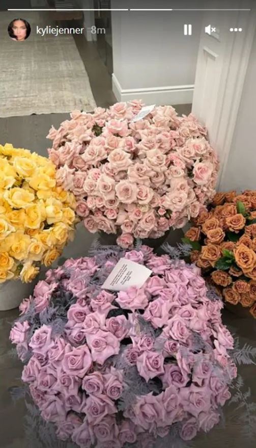 Kylie收到姊姊Kim送給大女Stormi的花束。