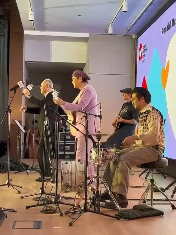許懷欣與爸爸許冠傑同台演出。