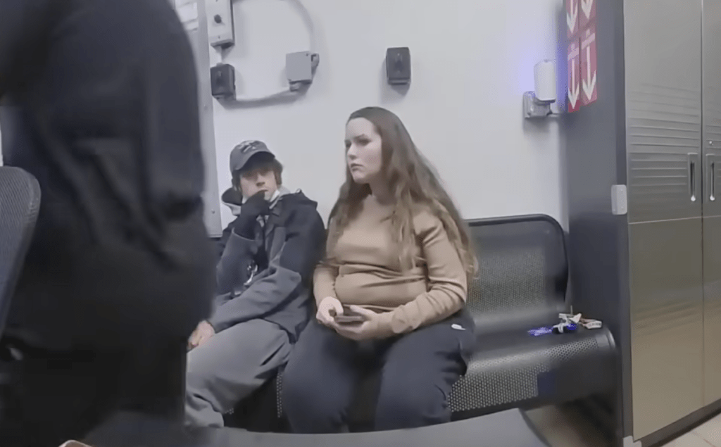 男女被帶到保安室內調查。影片截圖