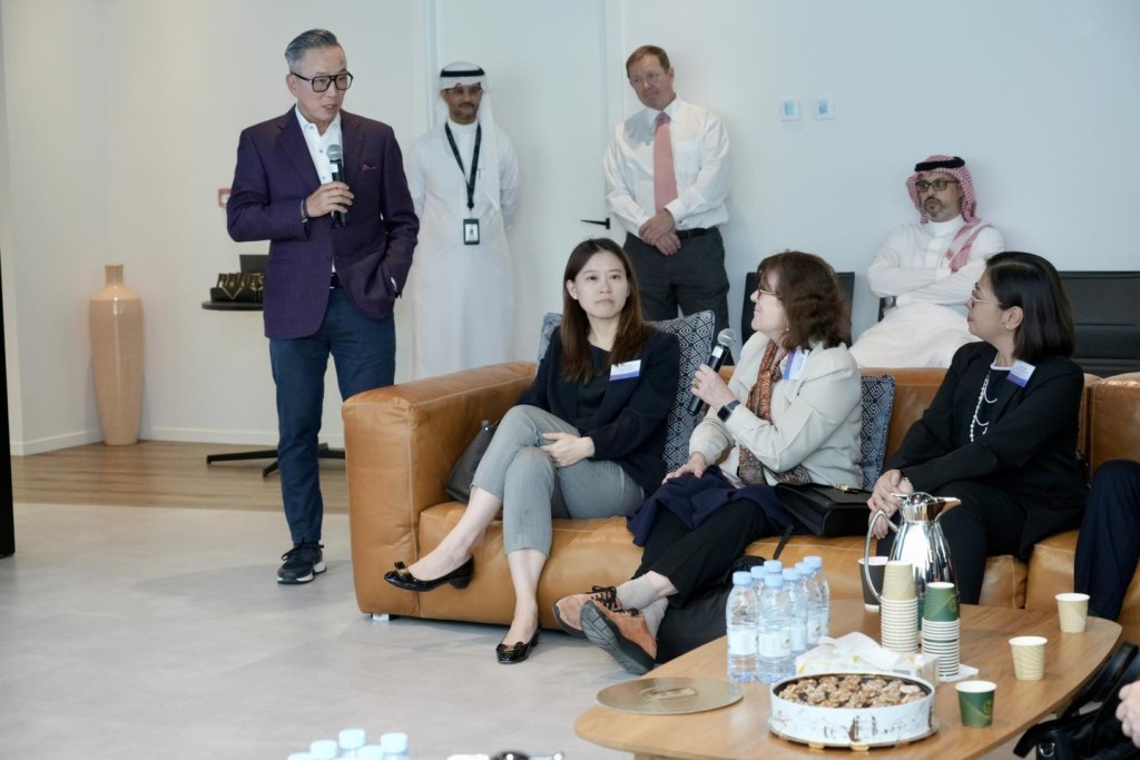 法律界代表团午餐会时遇到来沙特投资、发展的多间内地企业。