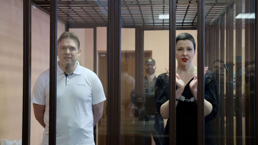 科列斯尼科娃（右）被判囚11年，扎纳克（左）被判囚10年。路透社