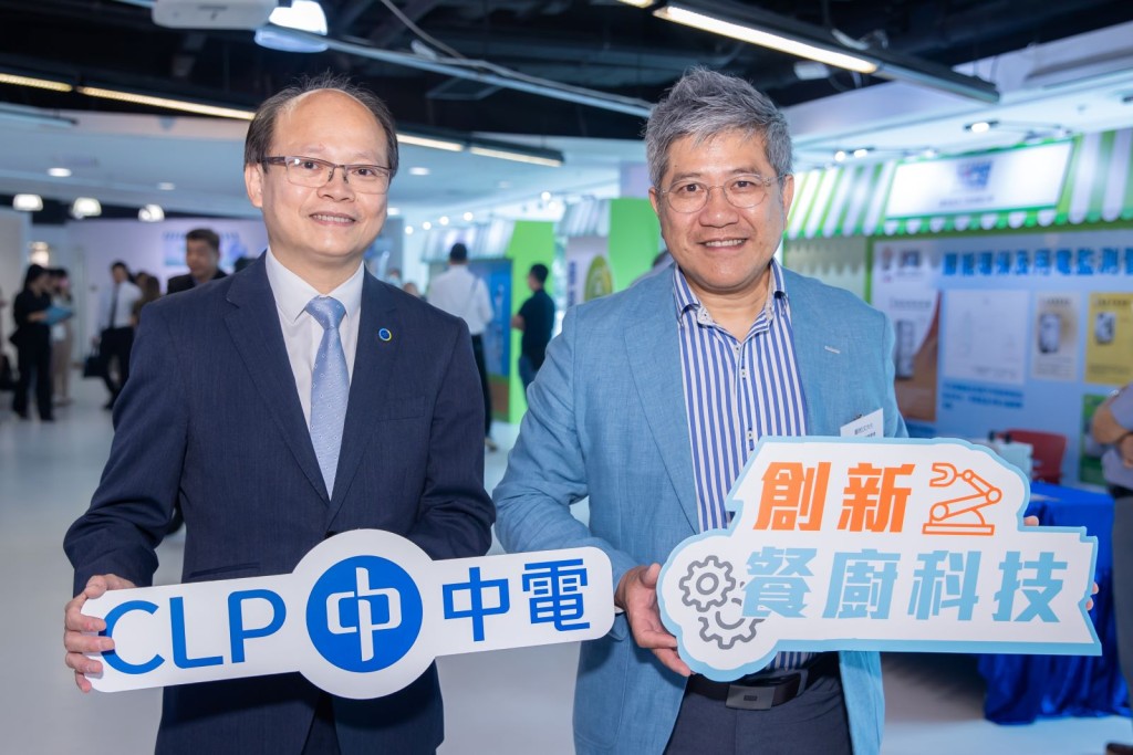 中華電力客戶成功及銷售總監盧志華博士（左）與美味王餐務有限公司主席鄭栢文先生合照。