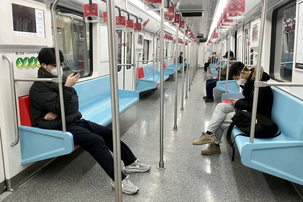 上海地铁客流跌幅超50%。
