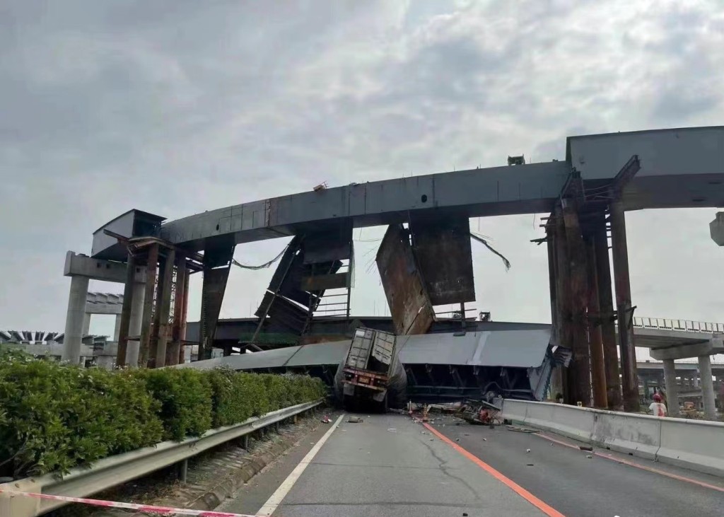 建築中的大橋倒塌砸毀貨車。網上圖片