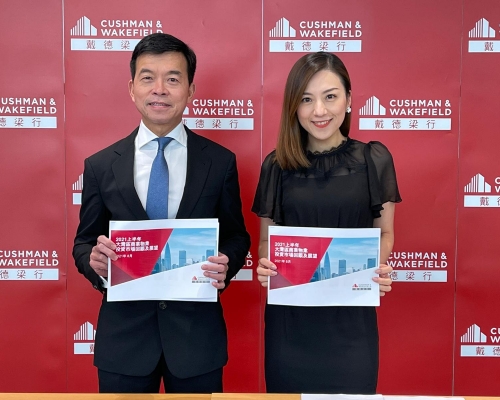 戴德梁行陶汝鸿(左)指，料广洲深圳今年商用物业成交金额逾500亿人民币。(右)为苏𬀩婷