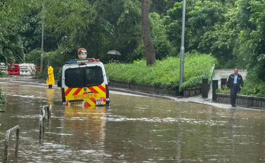 一輛警車被困水中。網圖 一輛警車被困水中。網圖