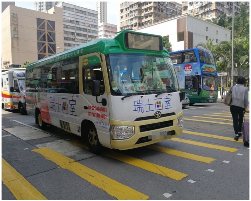 肇事的綠Van事後停在路中。梁國峰攝