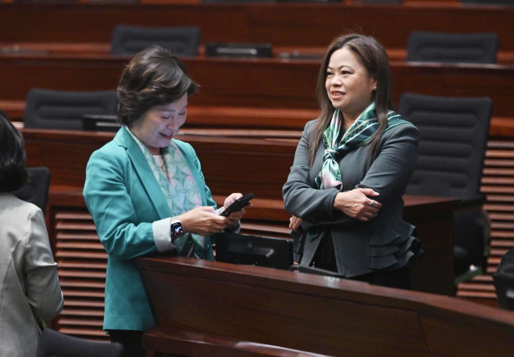 蔡若蓮及羅淑佩選擇穿上綠色外套及領巾。蘇正謙攝
