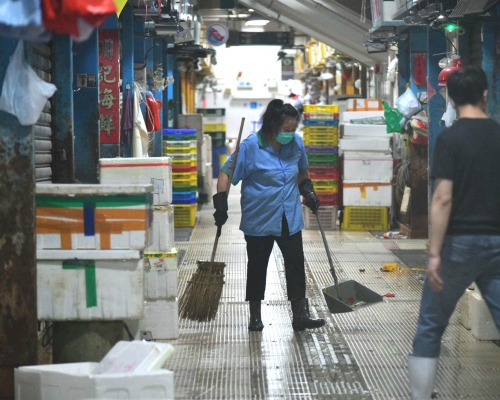 大埔街市晚上進行清潔。