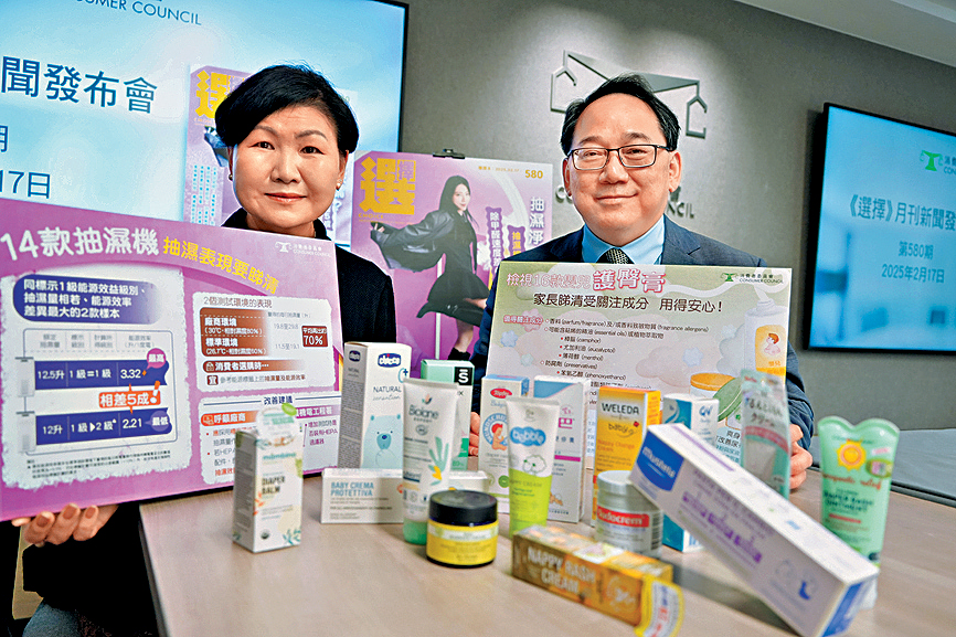 黄凤娴（左）建议首次使用婴儿护臀膏时，可先涂抹少量在婴儿相关部位，作过敏测试。