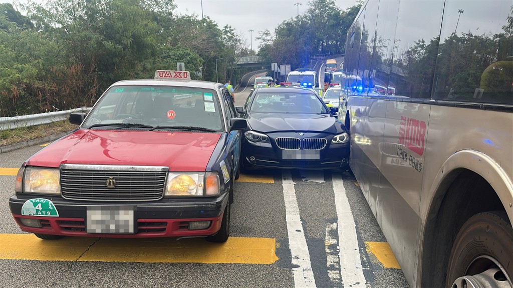 寶馬私家車狂亂駕駛，波及多車及撞到警員。