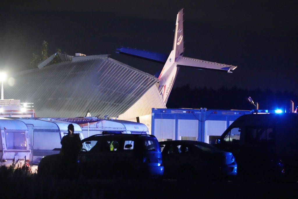 小型机撞进该个高空跳伞中心的机库。美联社