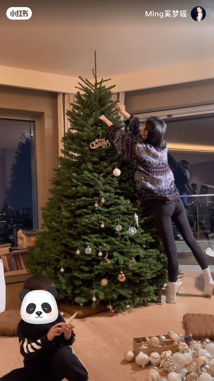 奚梦瑶今日在社交网贴出布置圣诞树的片段，网民留言赞「有仪式感」。