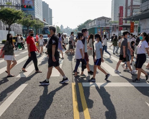 台灣疫情放緩,市民漸回復外出活動。中時