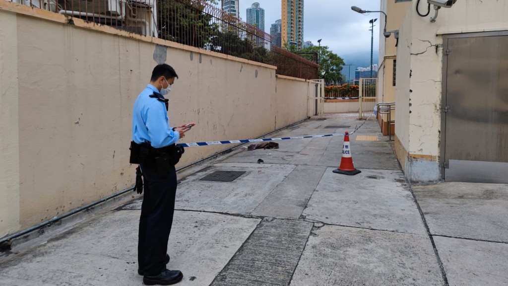 地上遺下事主物件,警方在場調查。