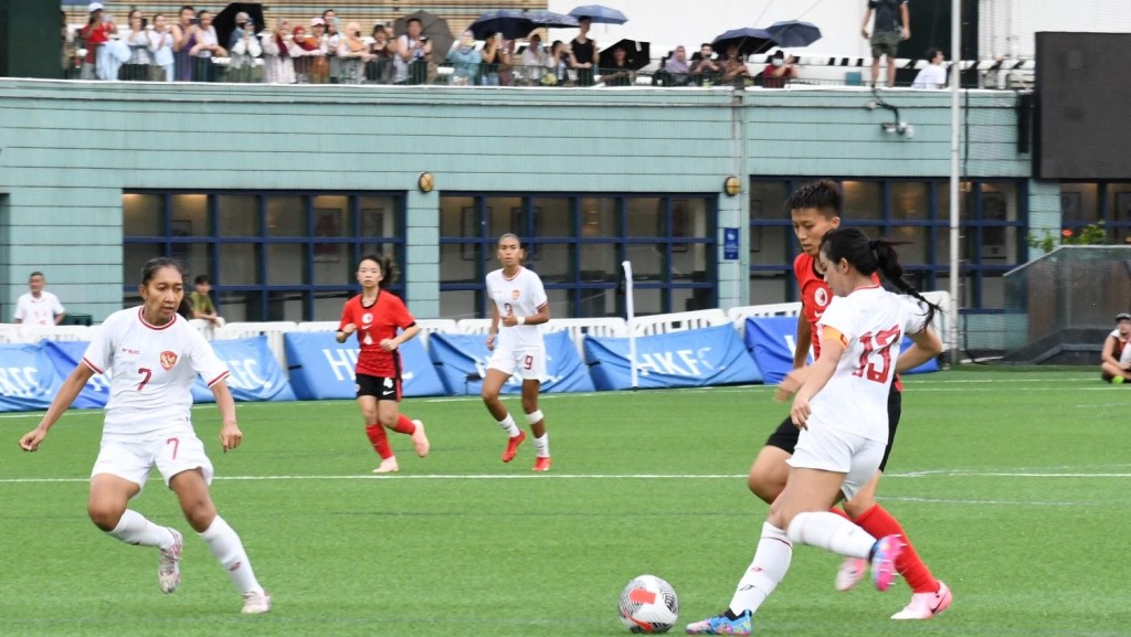 港隊友賽4:1炒印尼,港會球場全場爆滿氣氛極好。 陸永鴻攝