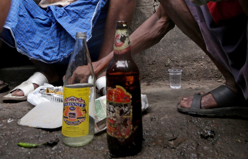 印度每年都有人死於假酒。