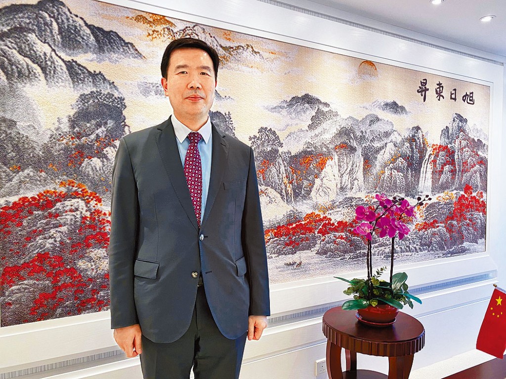 嚴剛在招商局大廈接受訪問。