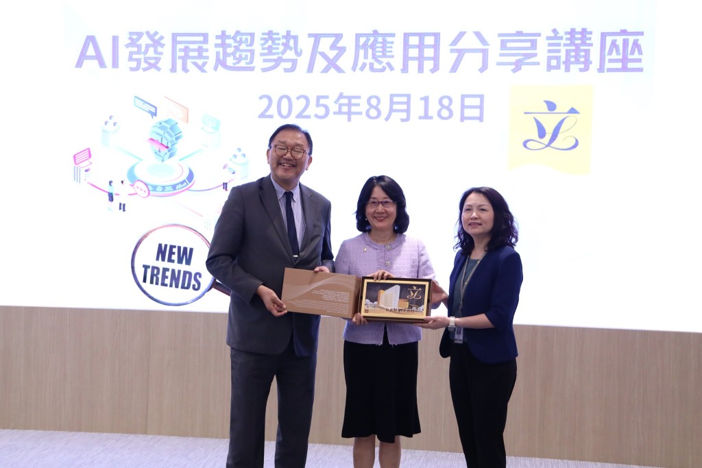 私隱專員鍾麗玲（中）與立法會議員、私隱專員公署科技發展常務委員會委員黃錦輝教授, MH（左）及立法會秘書處秘書長衛碧瑤女士（右）合照。私隱專員公署FB圖片
